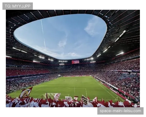 特写：门兴球迷在北看台打出巨幅TIFO声援球队