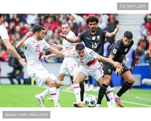 葡萄牙国家队集结，C罗与年轻球员若昂·内维斯一同训练画面曝光