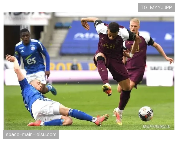 半场：摩纳哥0-2落后布雷斯特，主队后卫累计两黄被罚下