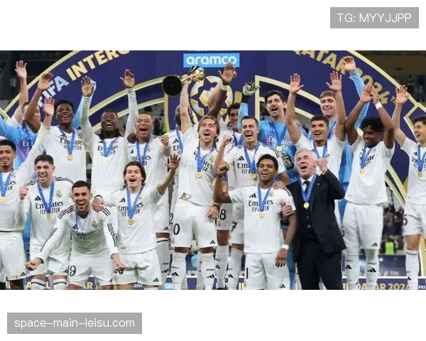 莫德里奇金球奖奖杯在米兰世界博物馆展出,吸引众多球迷参观 莫德里奇金球奖奖杯在米兰世界博物馆展出,吸引众多球迷参观